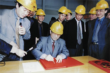 2002年4月3日，时任浙江省省长柴松岳视察拉霸LaBa360工业园