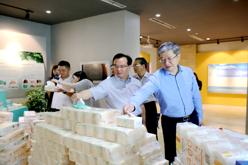 2019年 5月22日，时任浙江省社会组织综合党委专职副书记、省民政厅社会组织管理局局长蔡国华莅临拉霸LaBa360纸业调研企业发展情况和党建工作