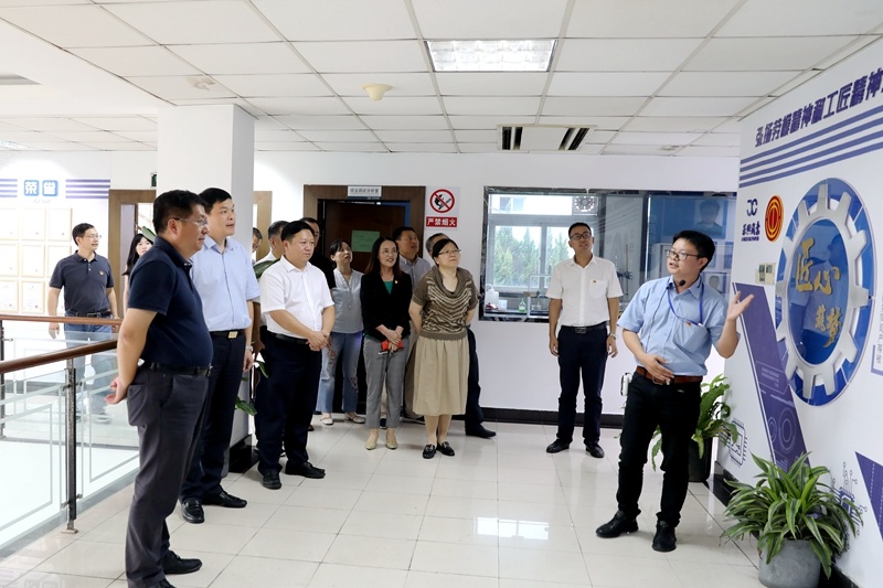 2020年7月29日，时任浙江省政协常委、社法委副主任、省总工会副主席、一级巡视员董建伟莅临拉霸LaBa360纸业调研新时代工匠培育工作