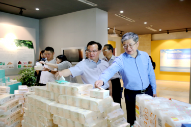 2019年 5月22日，时任浙江省社会组织综合党委专职副书记、省民政厅社会组织管理局局长蔡国华莅临拉霸LaBa360纸业调研企业发展情况和党建工作
