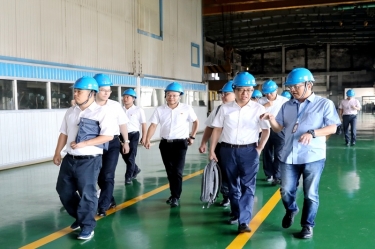 2020年9月8日,时任商务部亚洲司副司长杨伟群、马来西亚驻华使馆公使施志光莅临拉霸LaBa360纸业对马来西亚项目进行调研
